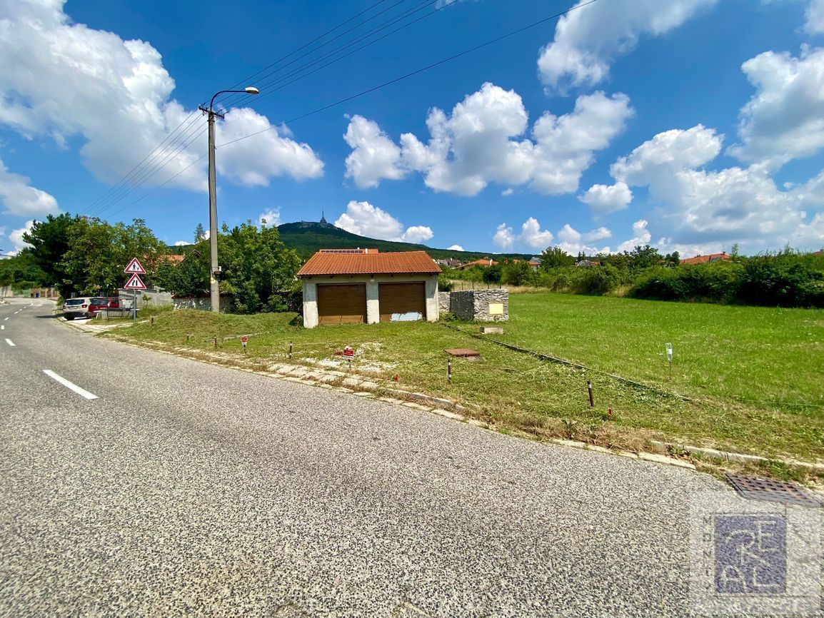 NA PREDAJ STAVEBNÝ POZEMOK NITRA - ZOBOR, HORNOZOBORSKÁ UL. - 8