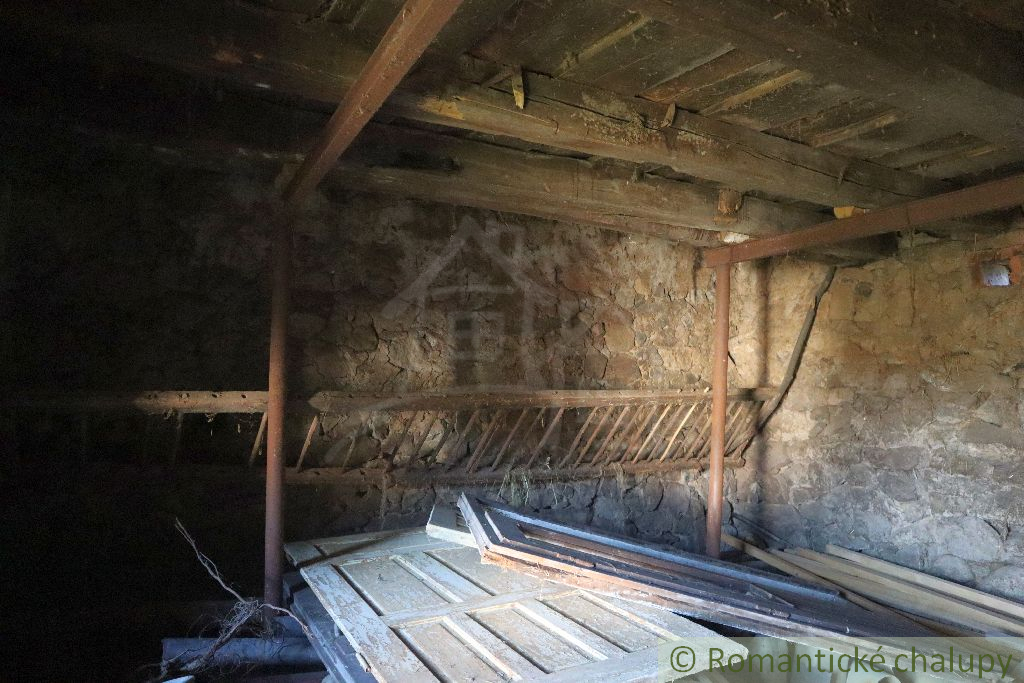 VÝRAZNE ZNÍŽENÁ CENA - Gazdovský dvor v príjemnom prostred - 8