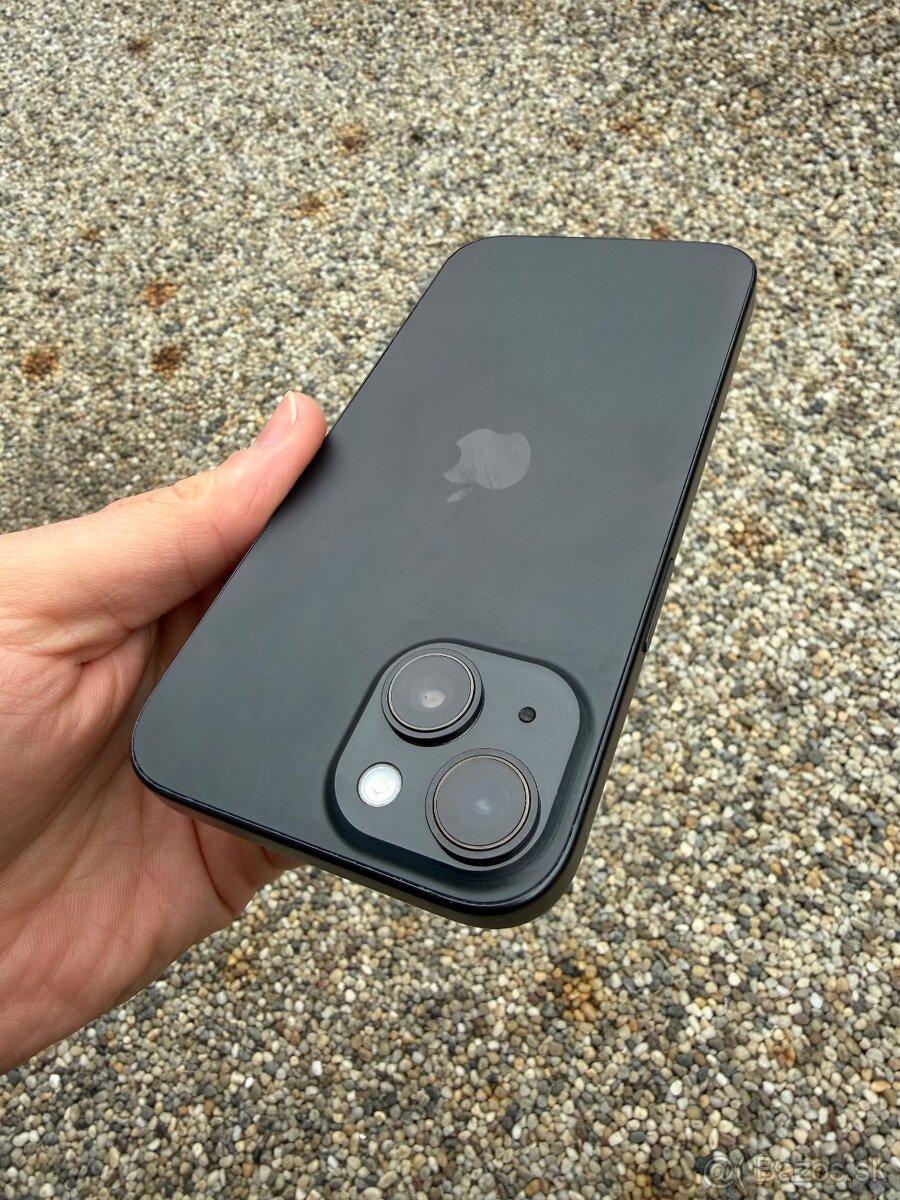 IPhone 15 - baterie 92% - 8