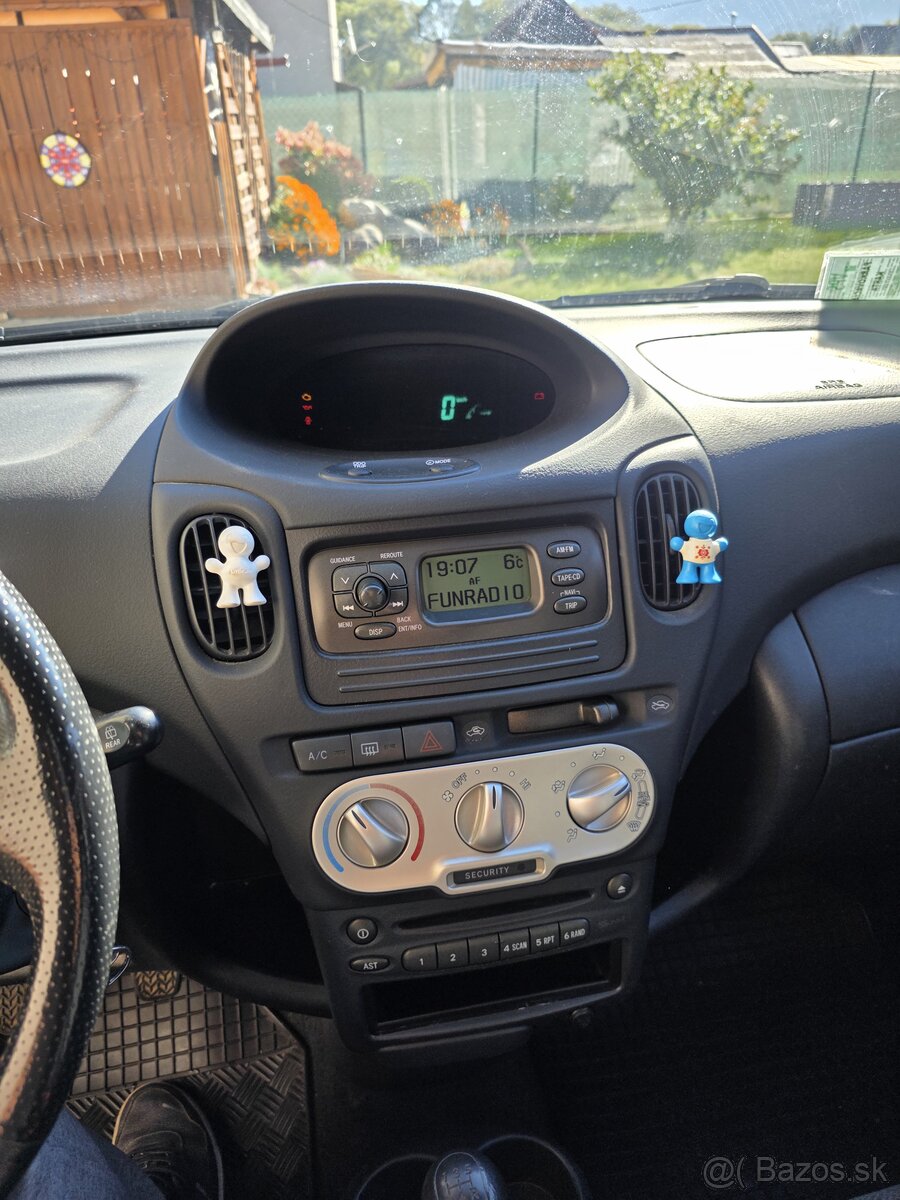 Toyota yaris verso - 8