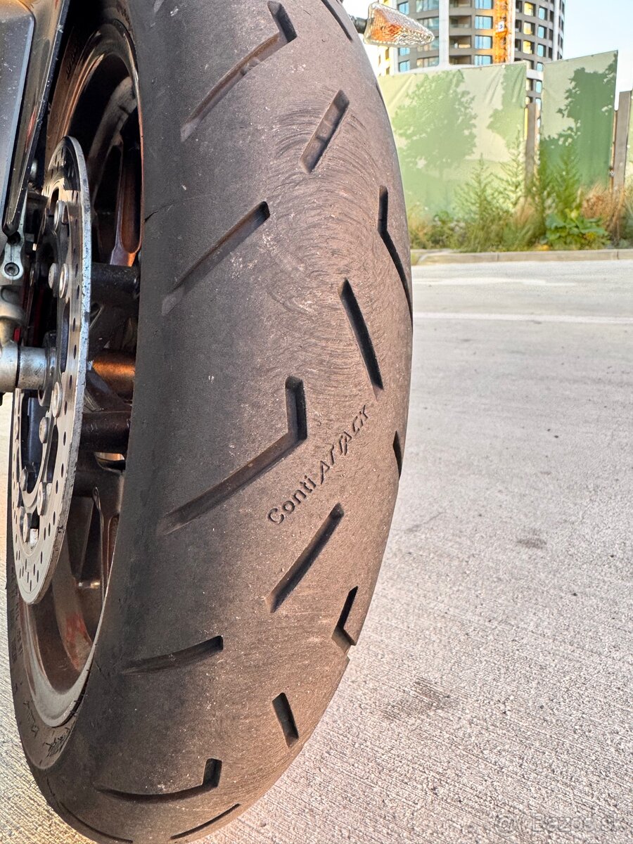 Triumph Speed Triple 1050R (2016) - 8