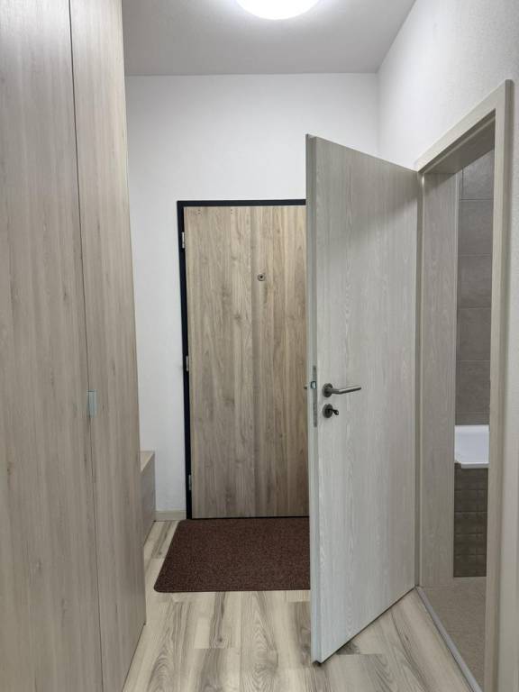 Nové zariadené 1iz., 2izb., 3izb. priestory s predzáhradkami - 8