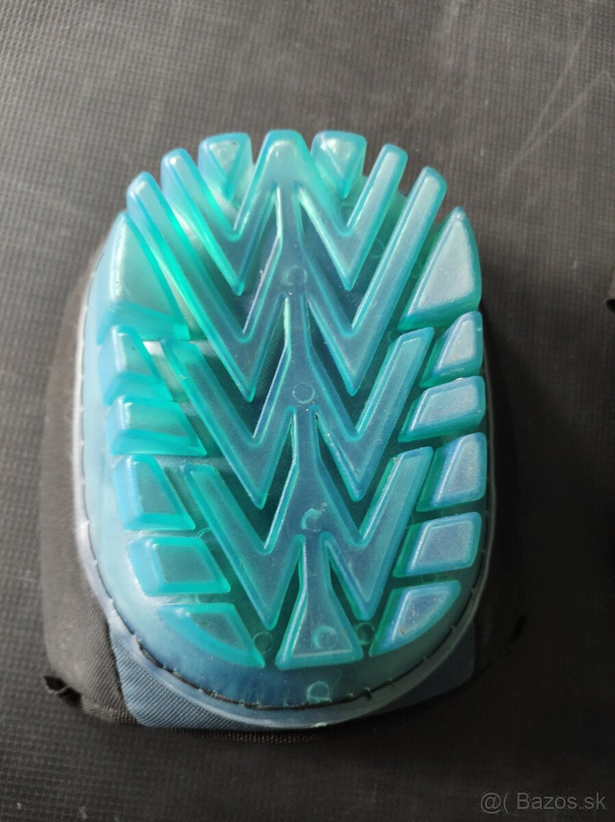 {33} Chrániče kolien - 8