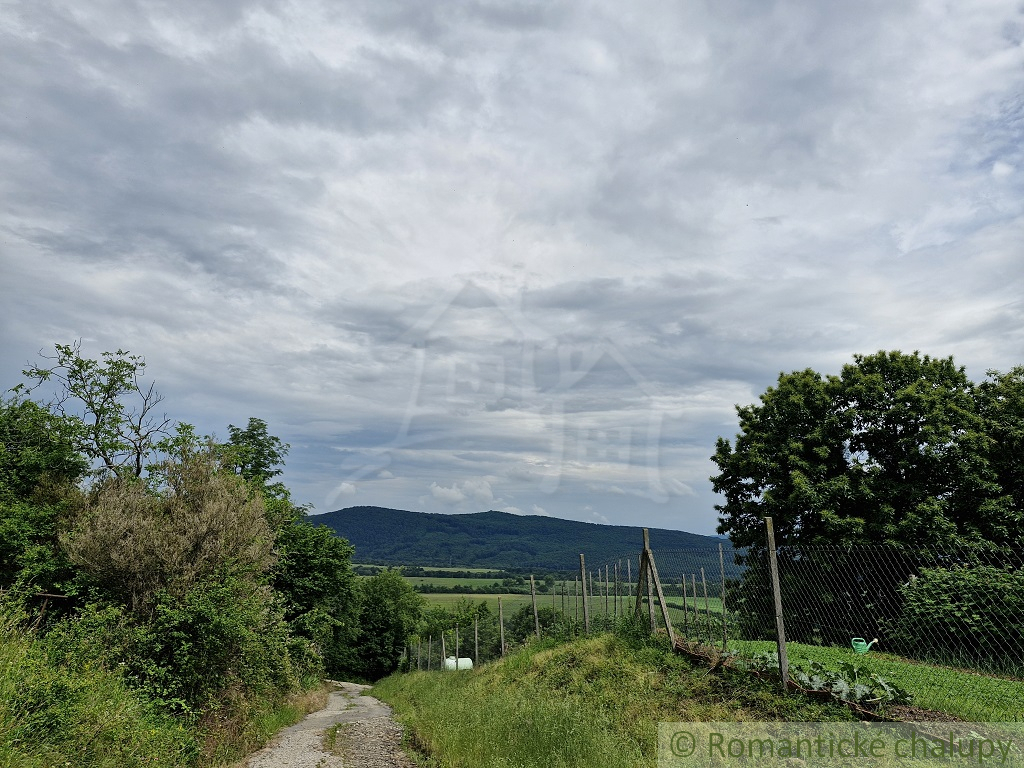 Pozemok s pivničným domčekom - najkrajší výhľad v Pukanci - 8
