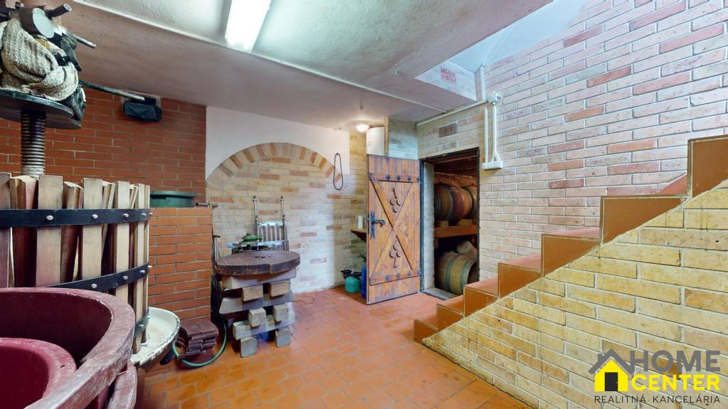 NA PREDAJ POSCHODOVÁ CHATA S VYNICOU A VÍNNOU PIVNICOU NEĎAL - 8