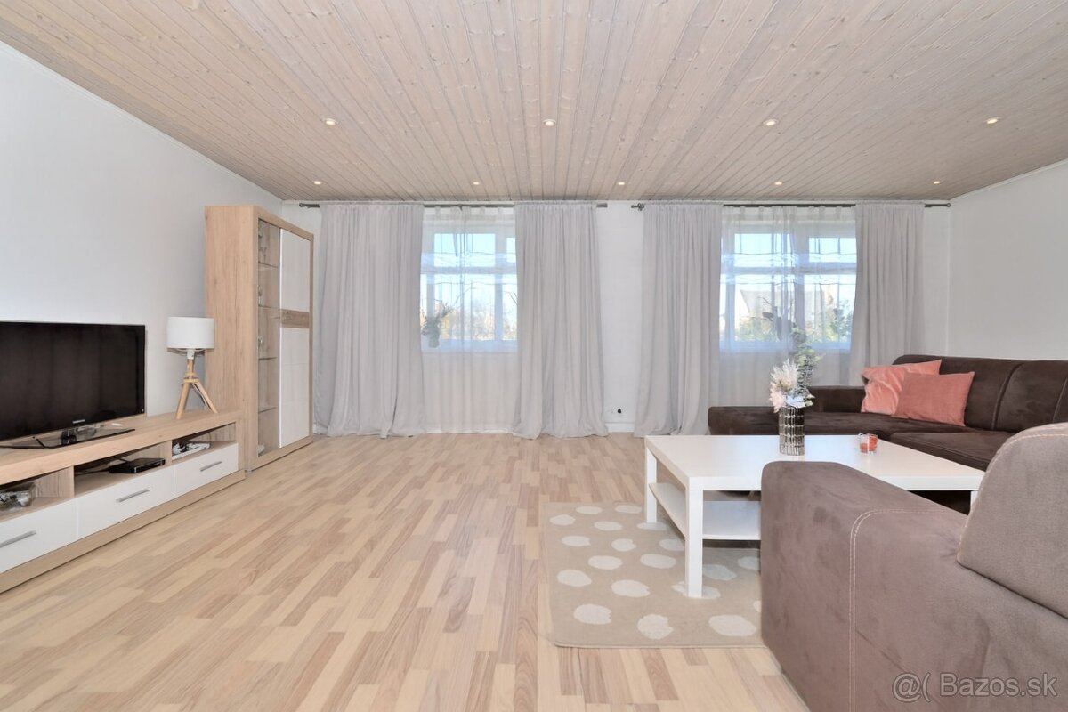 Rodinný dom s dvoma bytmi, 2 garáže, záhrada, bazén, DS - 8