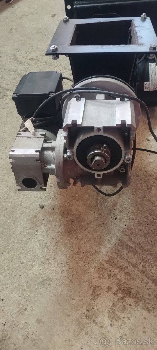 Podávač + zásobník - 8