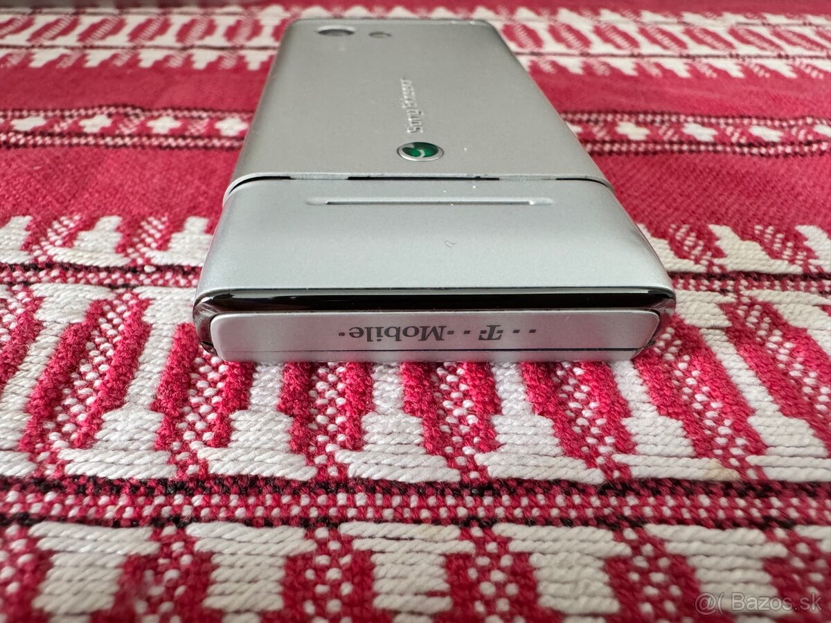 Sony Ericsson T715 - 8