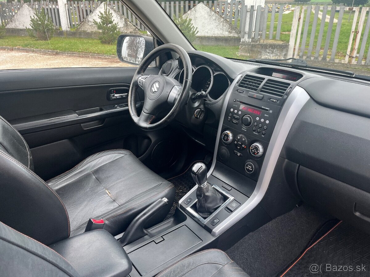 Suzuki Grand Vitara 1.6 benzin 4x4 black and white - 8