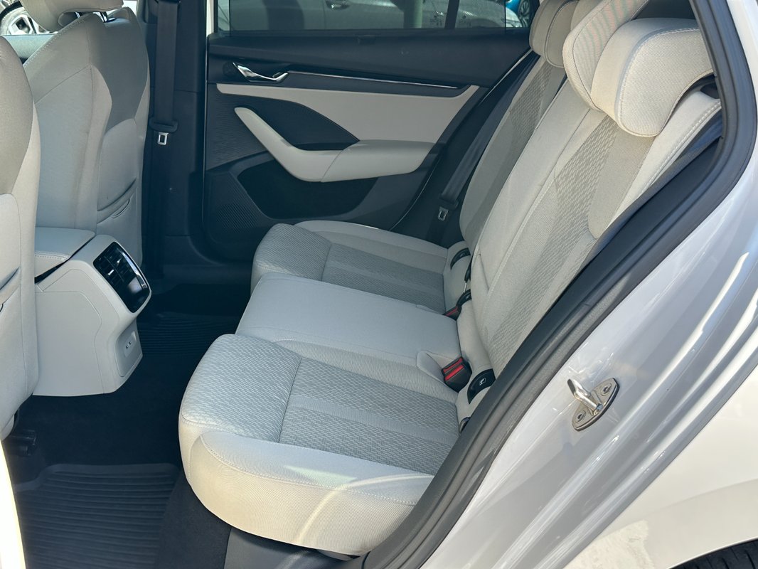 Škoda Octavia Combi 2.0 TDi DSG - 8