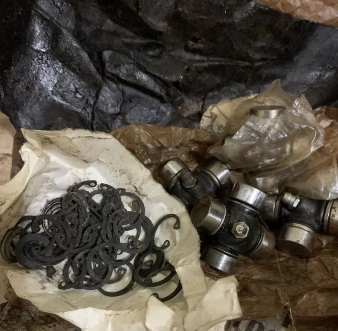 Originální nové náhradní díly z vojenského depozitu MW750 - 8