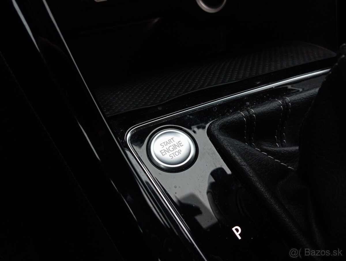 VW Touran R-Line, 7 místný DSG - 8