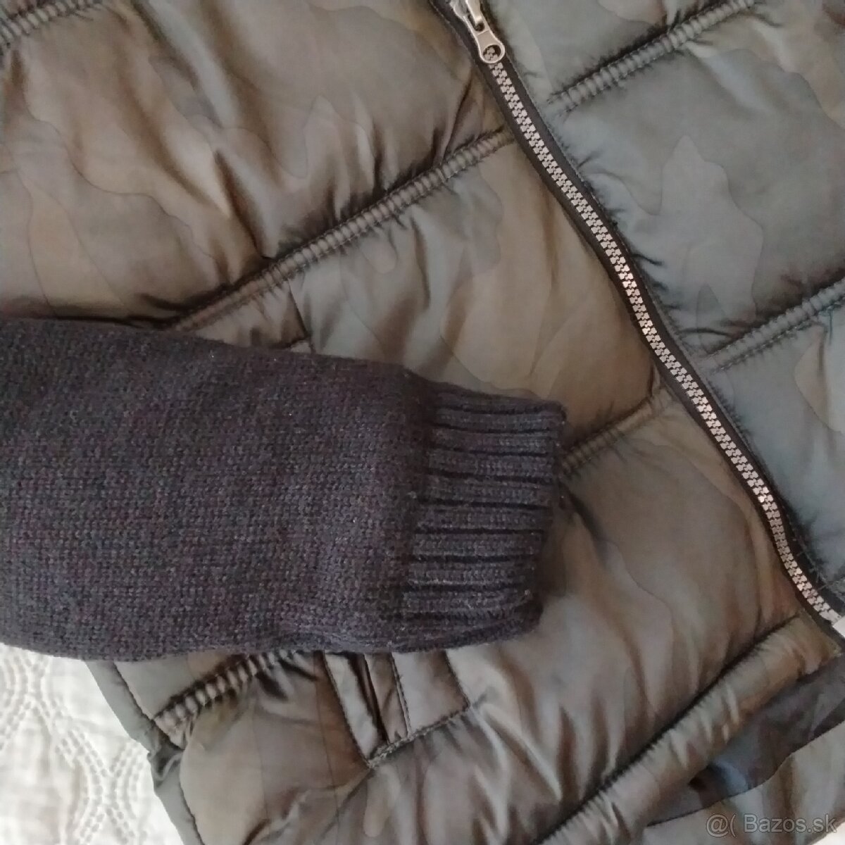 Teplá maskáčová hybridná army puffer bunda/vesta s kapucňou - 8