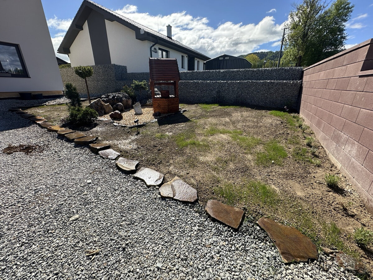 Skolaudovaná novostavba, nová terasa, nový plot nová skalka - 8