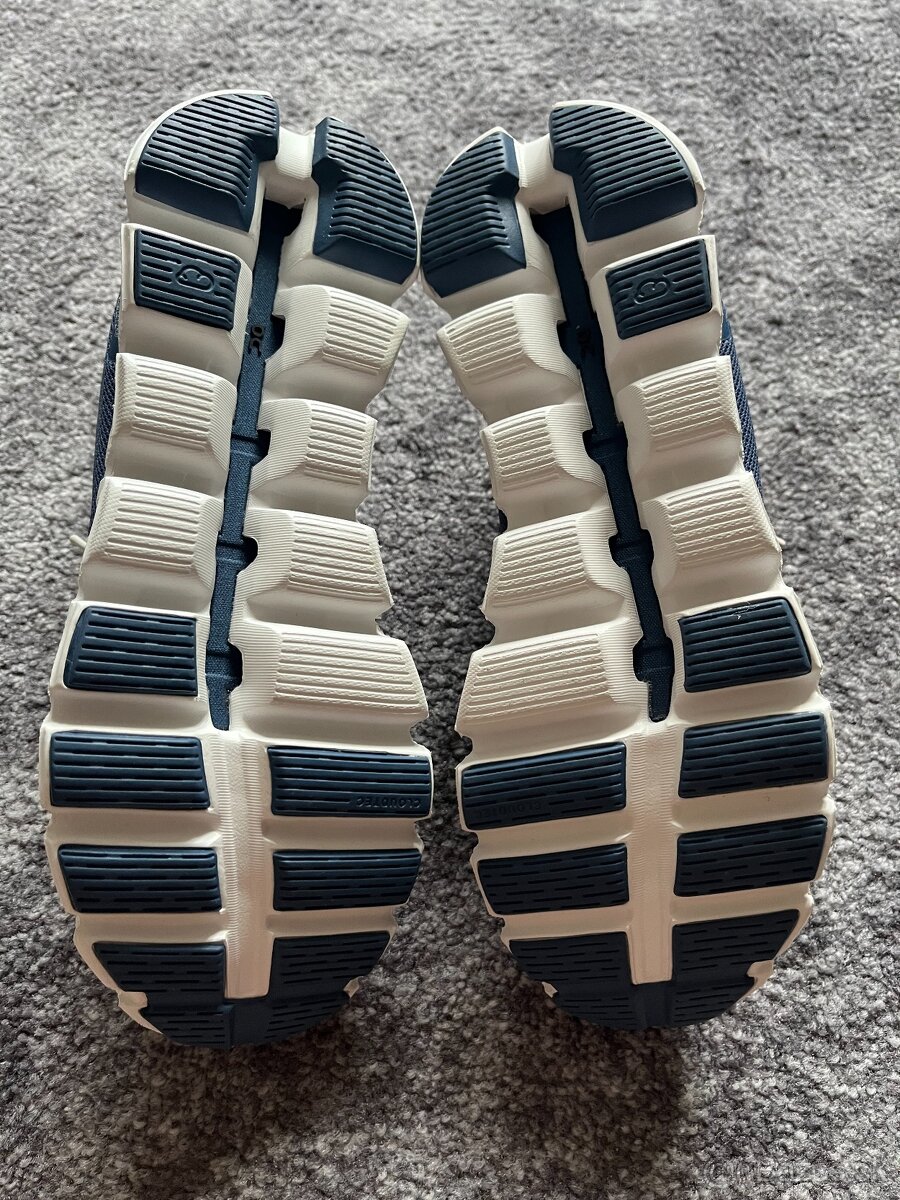 On Running, model Cloud 5, velikost 37,5 - 8