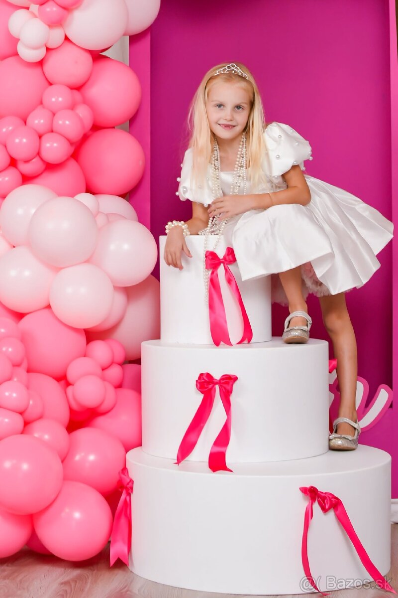 Drevené rekvizity, paravany a pódia.
- 8