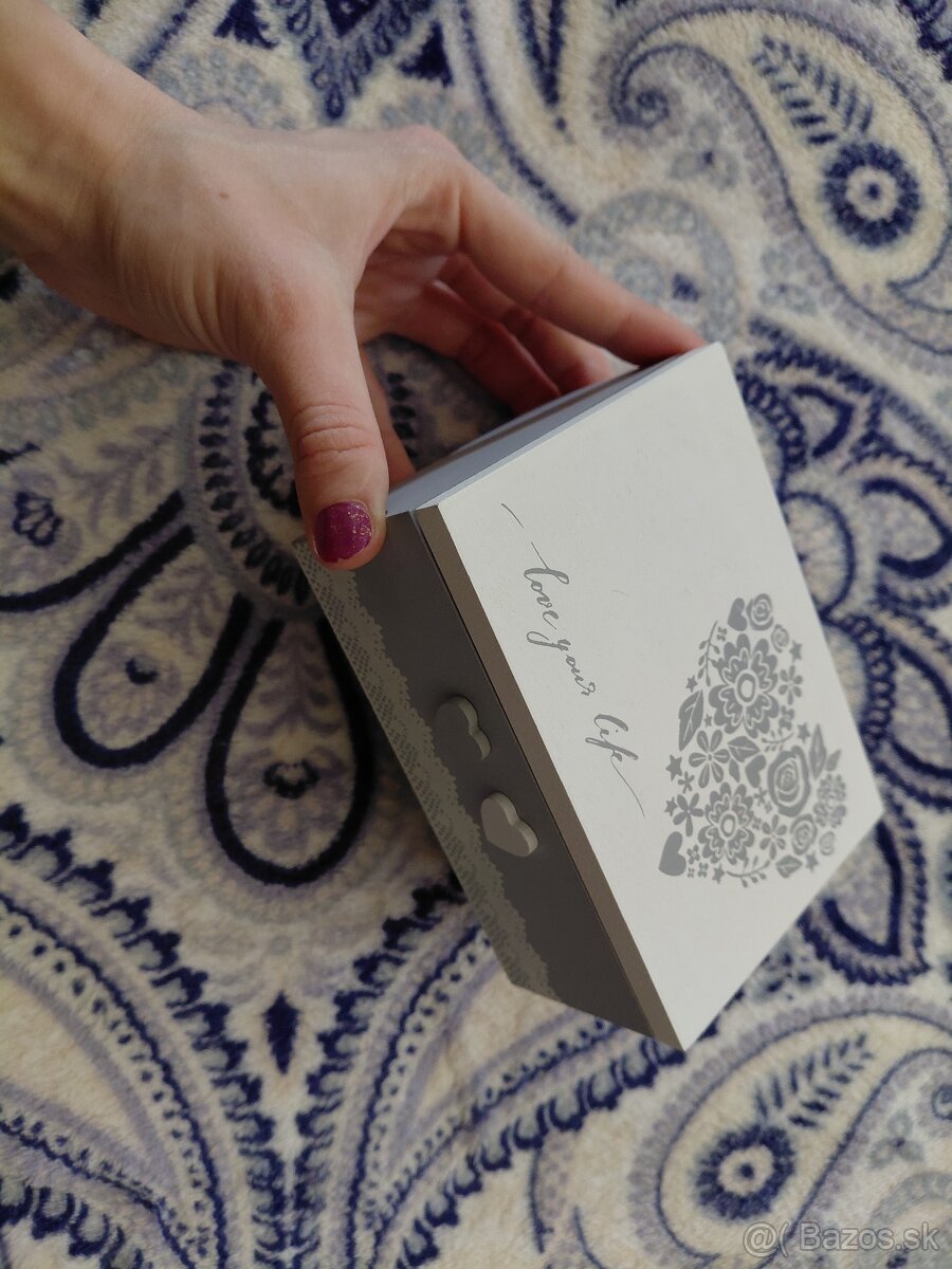 Kniha, spoločenská hra, postavičky, a iné - 8