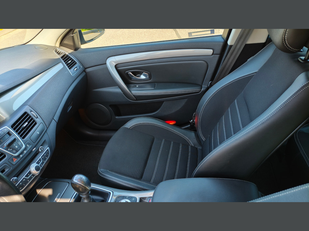 Renault Laguna Grandtour 2.0 dCi 150k Black Edition - 8