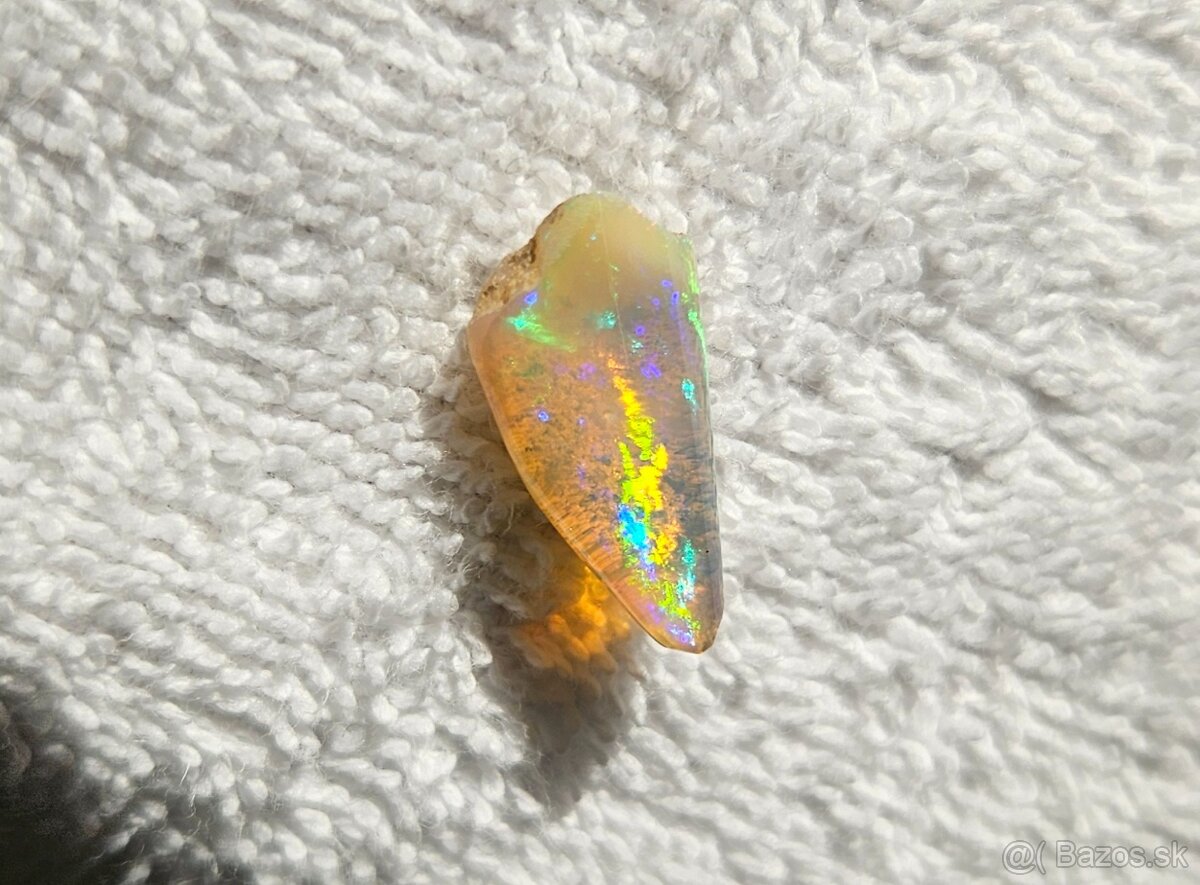 Priehľadný medový drahý opál s veľmi výraznou farbohrou - 8