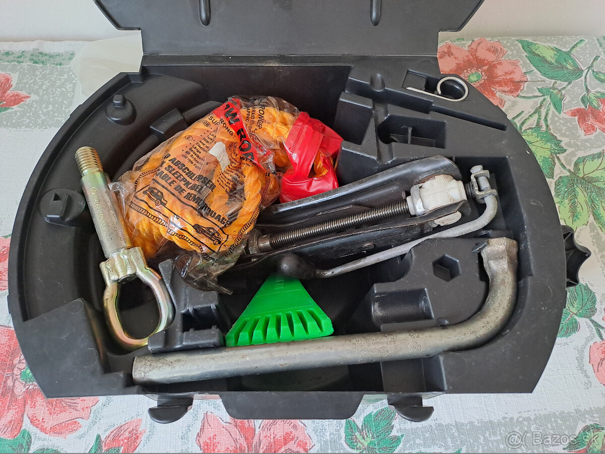 Box do rezervy kolesa s náradím. - 8