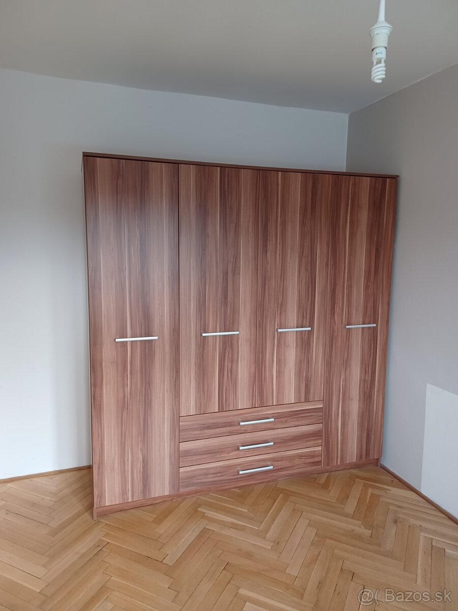 Veľká šatníková skriňa - 8
