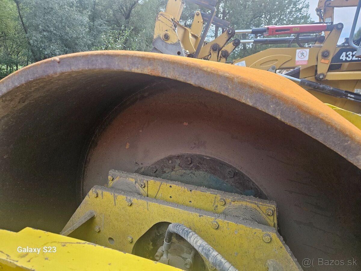 Predám vibračny válec Ammann sc 150 - 8
