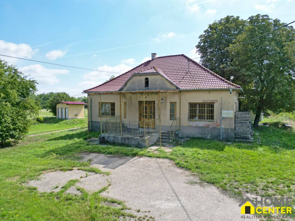 NA PREDAJ RODINNÝ DOM S VEDĽAJŠÍMI PRIESTORMI NA 2 HEKTÁROVO - 8