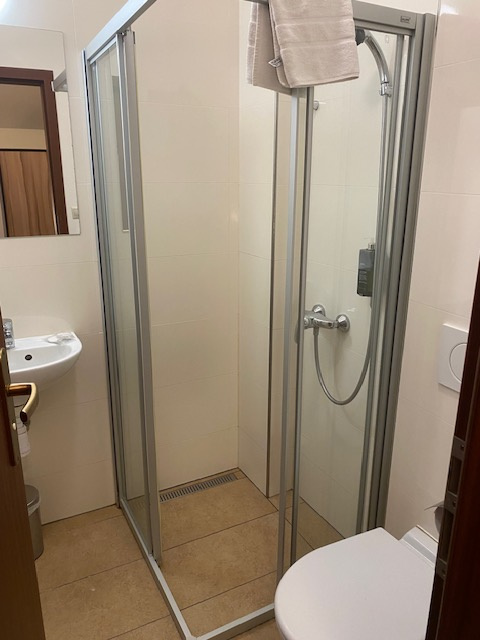 Prenajmem ( predám ) zabehnutý hotel pri R1 medzi BB ZV - 8