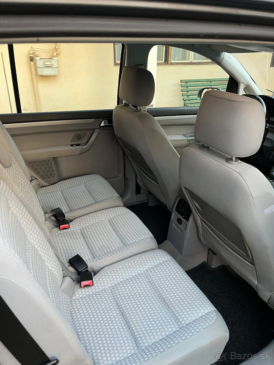 Volkswagen Touran - 8