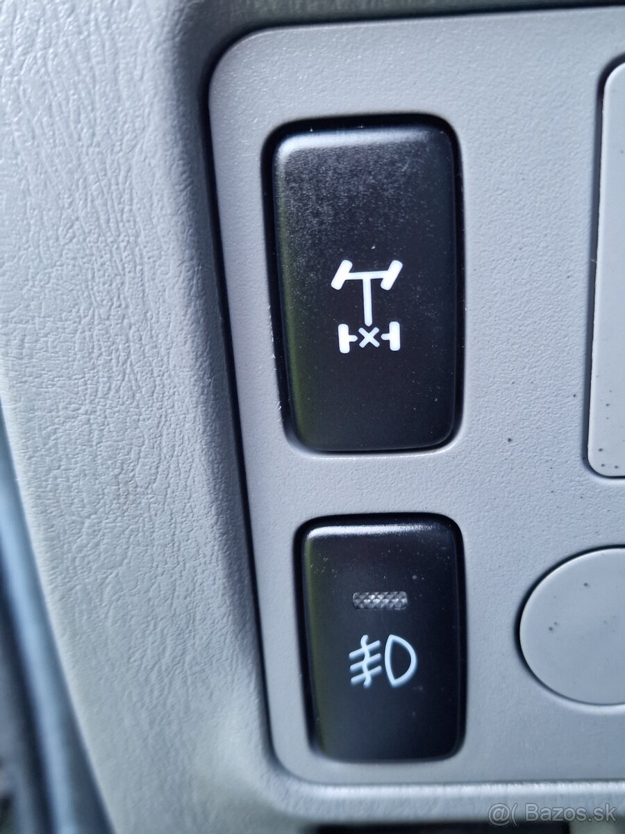 Toyota Hilux 2.5 D-4D 4X4 UZÁVIERKA UKÁŽKOVÝ STAV - 8