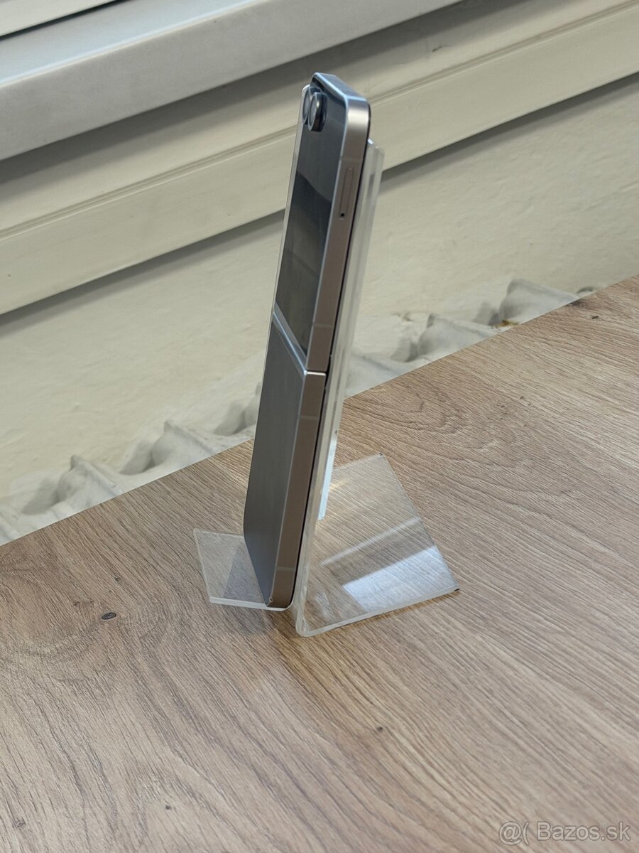 Dobrý deň Ponúkam na predaj Samsung Galaxy Z Flip 6 512GB - 8