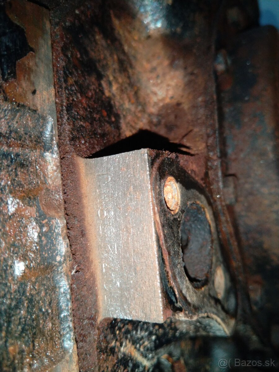 Lodný Motor V8 5l - 8