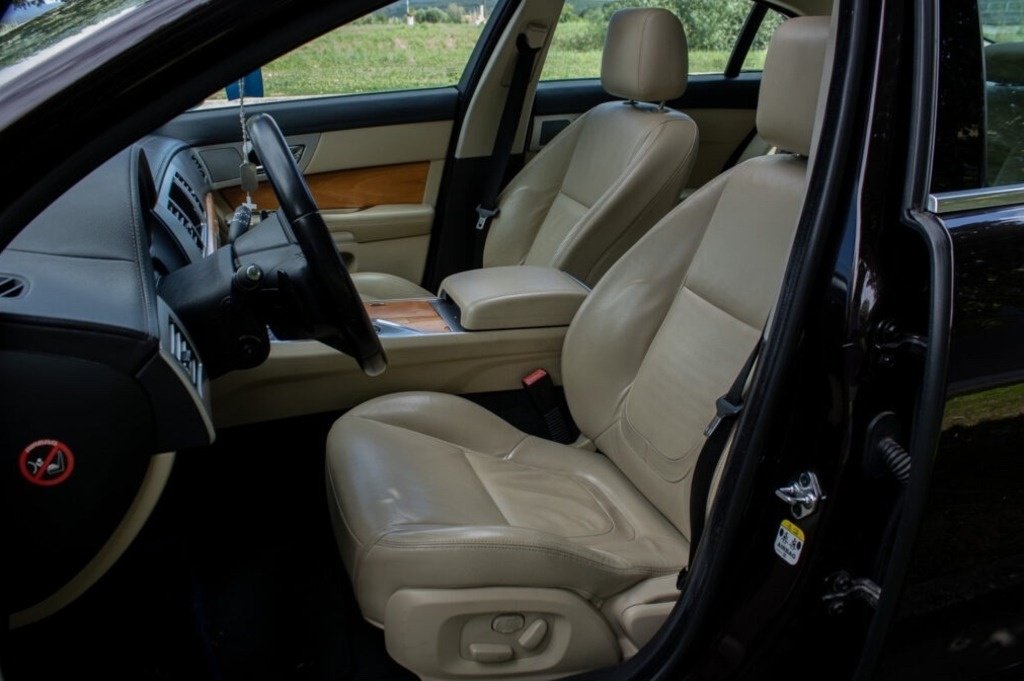 Jaguar XF 2.2D Premium Luxury - 8