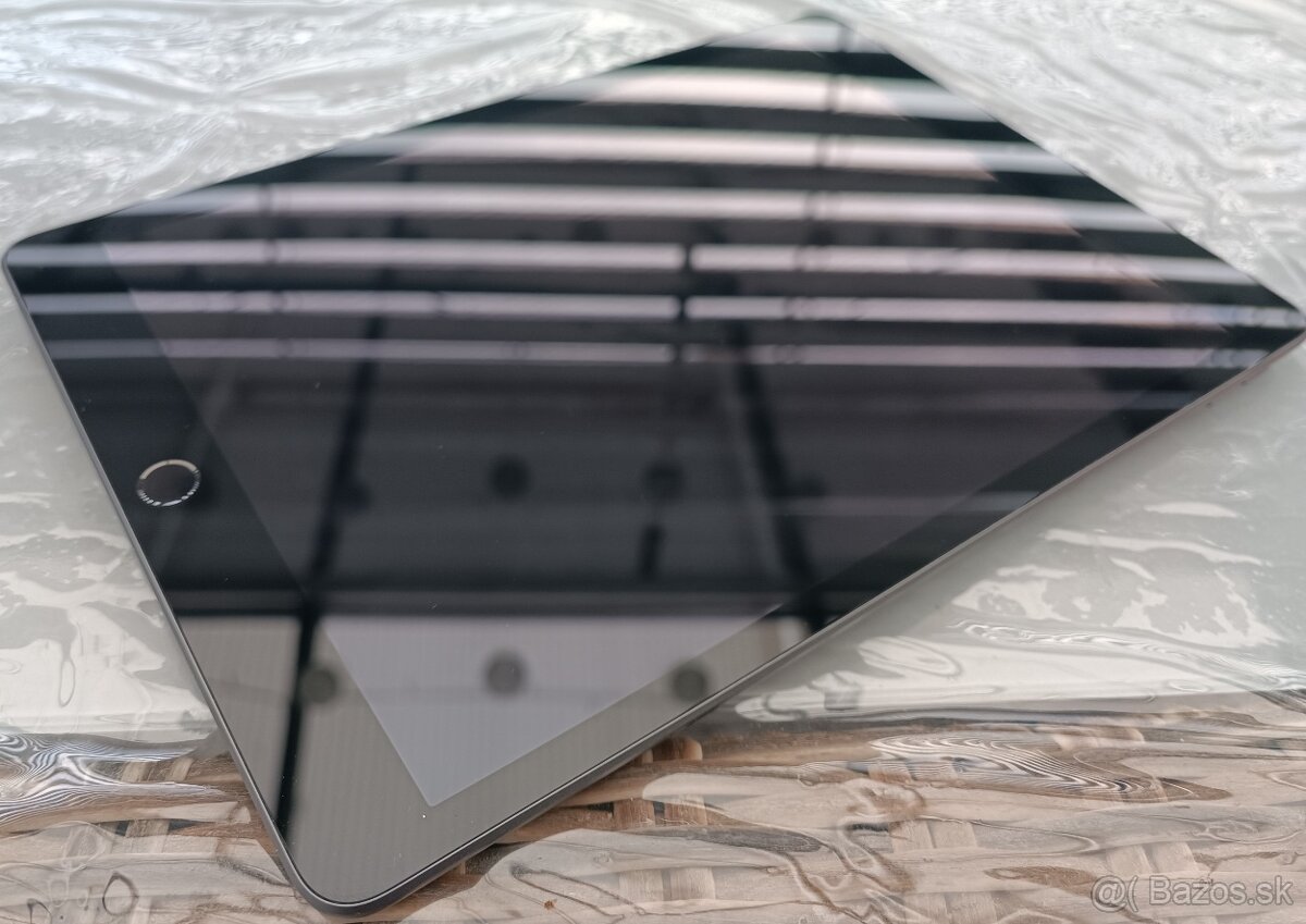 Apple iPad 8 gen. / 32GB Uložiště / 3GB RAM / LCD 10.2" - 8