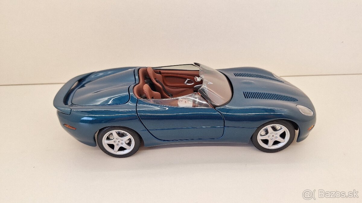 1:18 JAGUAR XK180 - 8