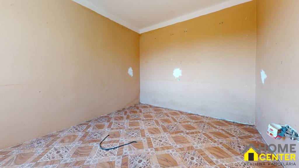 NA PREDAJ 3 IZBOVÝ RODINNÝ DOM V BLÍZKOSTI CENTRA, UL. LESNÁ - 8