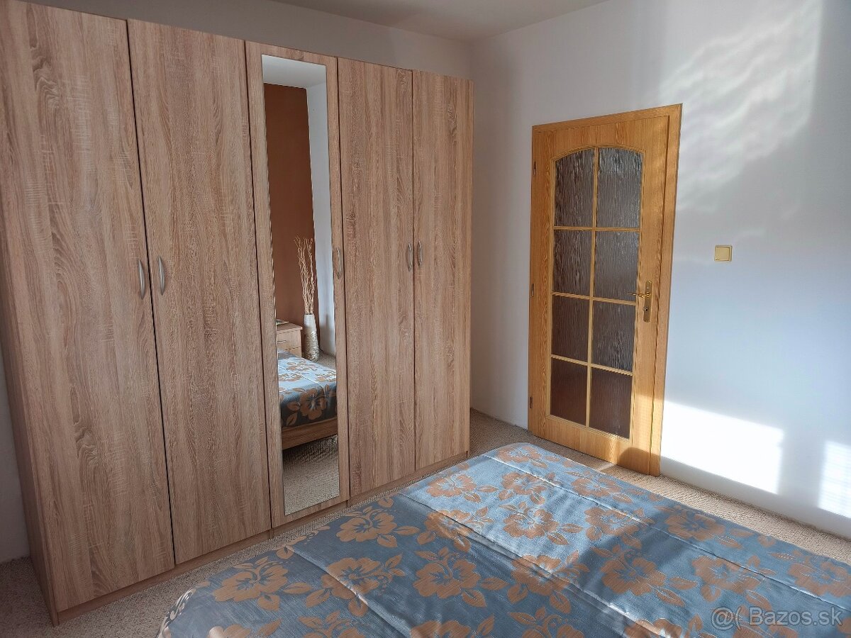 Prenájom 3-izbového bytu neďaleko centra v Leviciach - 8