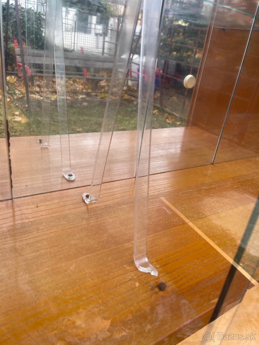 Komoda, Sekretar - 8