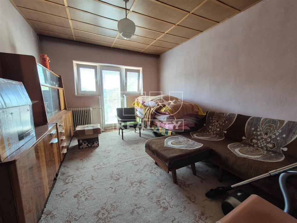 Starší 5 izbový RD v malebnej obci Čavoj so záhradou a... - 8