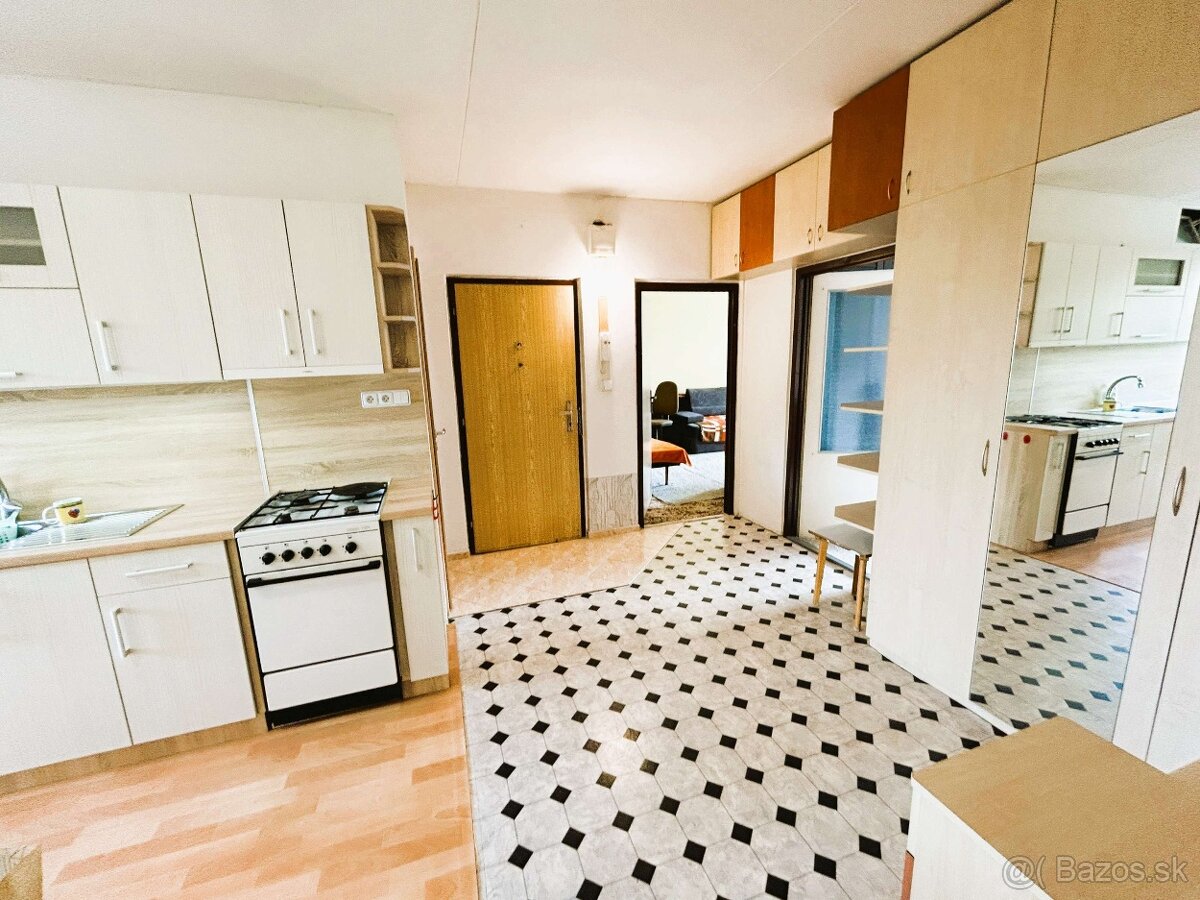 Zvolen, Západ – veľký 3-izb. byt, loggia, výborná lokalita - 8