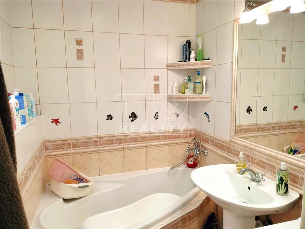 REZERVOVANÉ Na predaj priestranný 4 izbový byt v... - 8