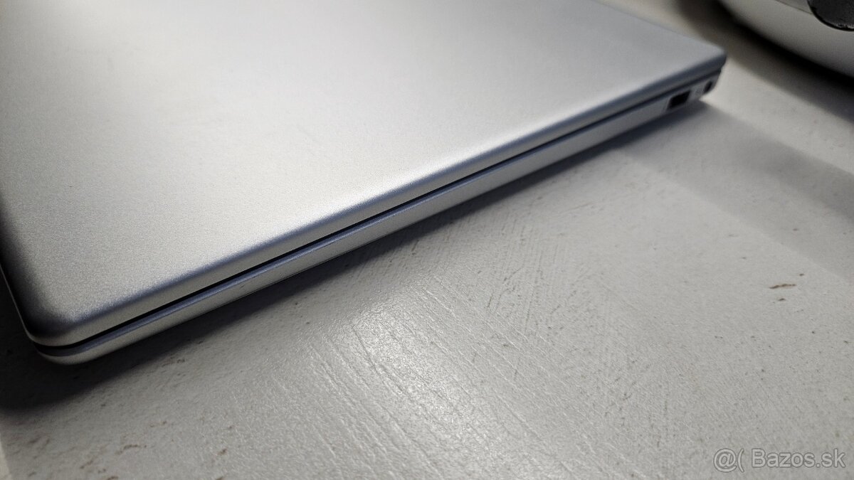 Zachovalý 15 palcový HP notebook - 8