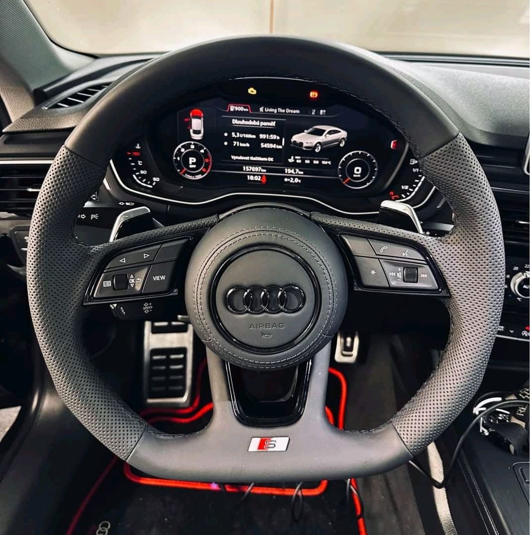 AUDI MULTIFUNKCNY VOLANT ZKOSENY RS PADLAMI - 8