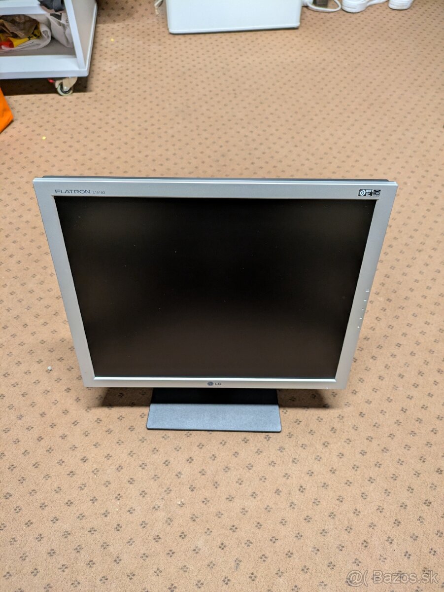 VGA kancelársky monitor 19" - 8