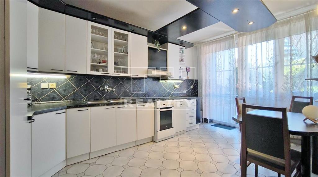 REZERVOVANÉ Rodinný dom s bazénom, saunou a dvoma... - 8