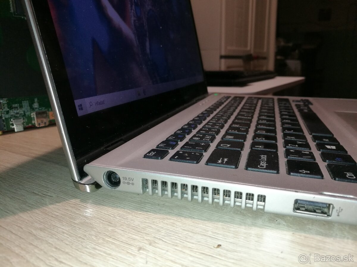 Sony. 13,3“. Dotyková obrazovka. - 8