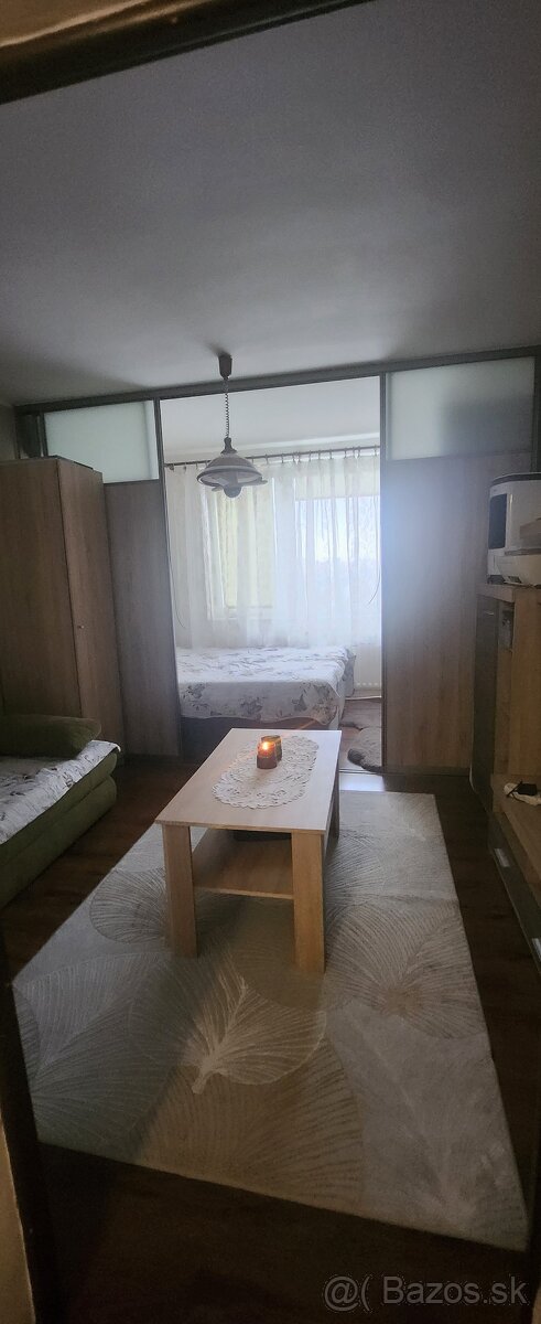 Ponúkame na predaj 2 izb.byt na sídlisku III. - 8