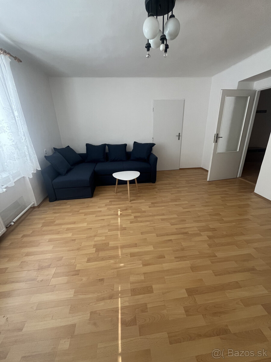Prenájom priestranného 2-izbového bytu na Krátkej ulici v Hu - 8