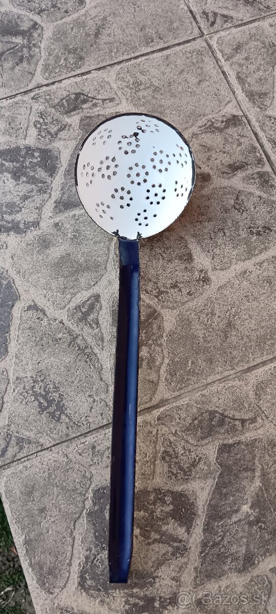 Fľaše, vojenský kahan, CS, mlynček.. - 8