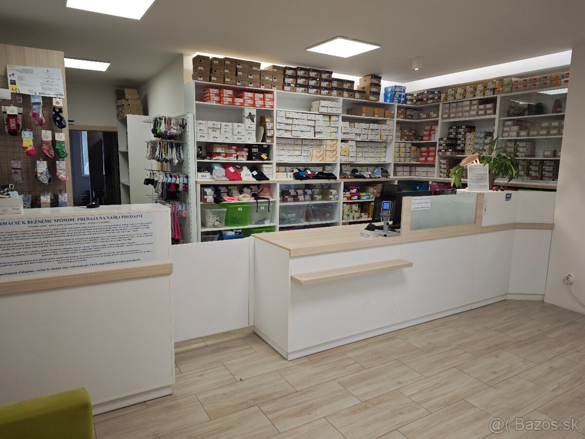 Nábytková zostava pre predajňu. - 8